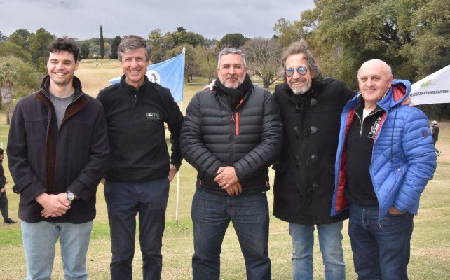 Los dirigentes en el golf del CAE.