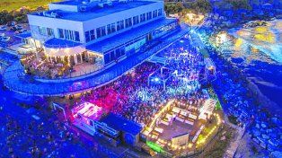 Playa Grande atrae al turismo por su oferta de bares, terrazas y paradores con eventos electrónicos y after beach.