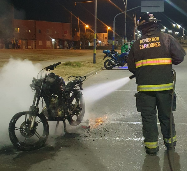 Un hombre prendió fuego su moto porque la policía lo detectó circulando sin documentos. Fue en Sabín y Reconquista y actuaron Bomberos Zapadores.&nbsp;