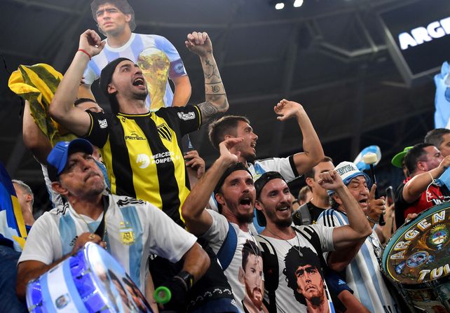 En fotos: las postales con hinchas argentinos alentando en el partido decisivo contra Polonia