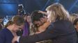 El abrazo entre Lali Espósito y Mariano Martínez al ganar el Martin Fierro.