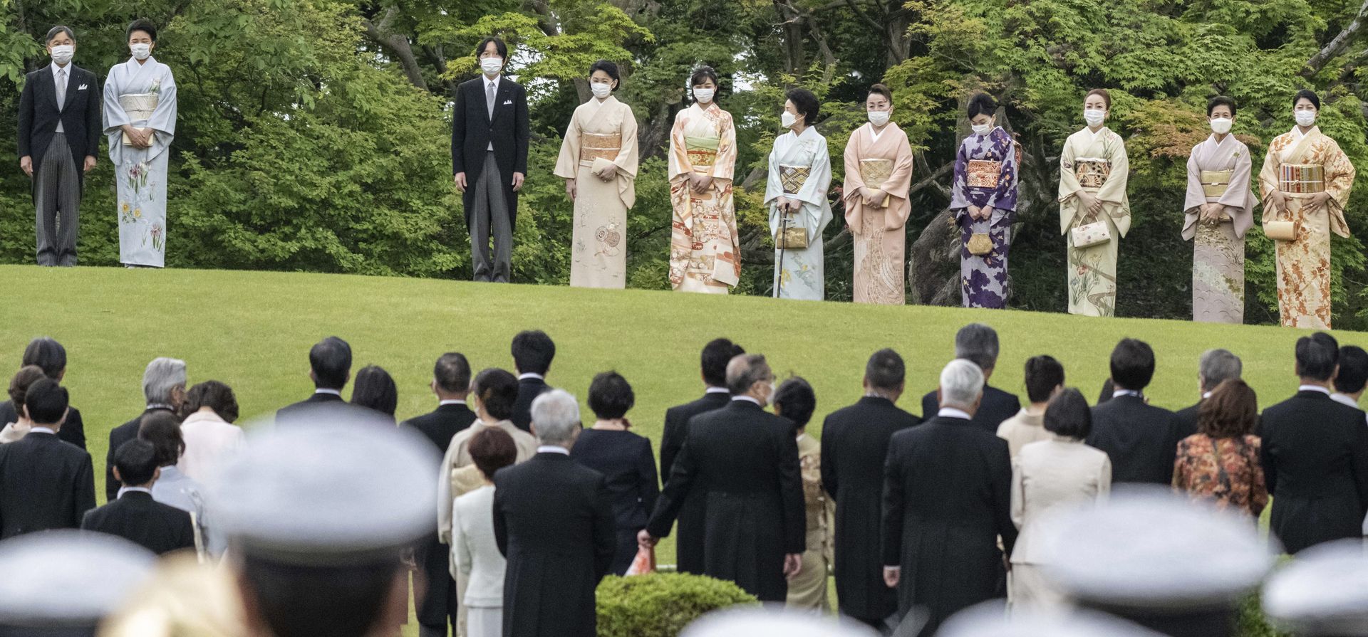 El emperador Naruhito de Japón, a la izquierda, y la emperatriz Masako, segunda a la derecha, junto con otros miembros de la familia real, asisten a la fiesta de primavera en el jardín imperial del Palacio Akasaka en Tokio el jueves, 11 de mayo de 2023. (Yuichi Yamazaki/Pool Photo via PA)