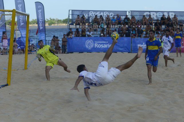 Volando junto al río Paraná. El jugador de Argentino de fútbol playa ensaya una tijera para impactar la pelota. El público disfrutó de un gran partido.&nbsp;