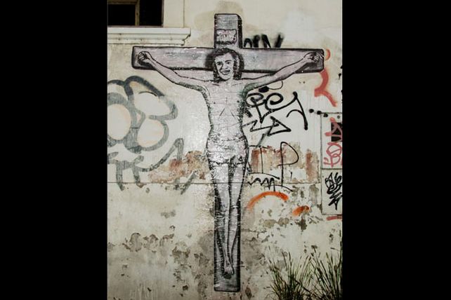 Volvieron los polémicos graffitis a Santa Fe: ahora le tocó a Menem