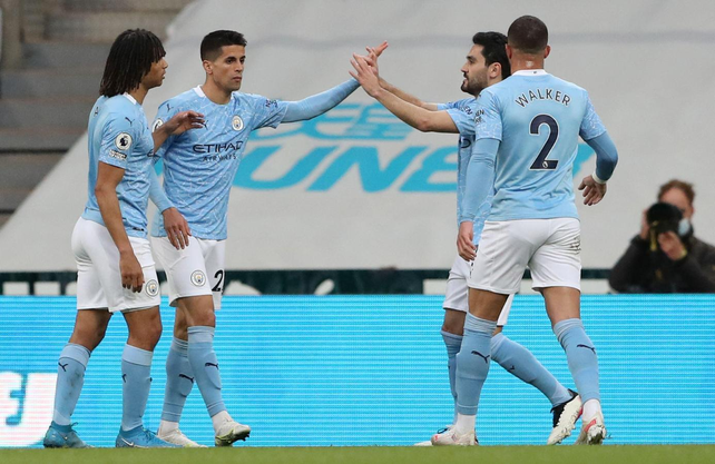 Manchester City estrenó el título con un triunfo ante Newcastle