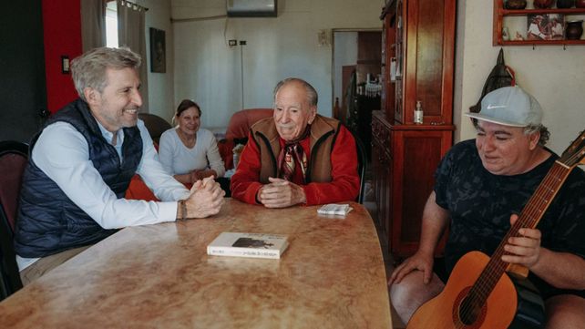El gobernador Rogelio Frigerio visitó a Víctor Velázquez