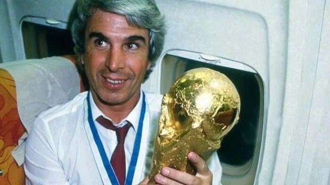 Conquista. Madero con la Copa del Mundo conseguida por la selección nacional.