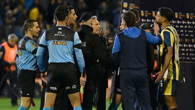 Miguel Angel Russo le recrimina al árbitro Falcón Pérez inmediatamente después de finalizado el partido.