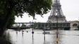 El Sena sigue creciendo, cerca a París y obligó a cerrar más edificios por las inundaciones