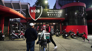 Los empleados de Newells exigen que se les abone el mes de octubre. Dicen que los atrasos son habituales.