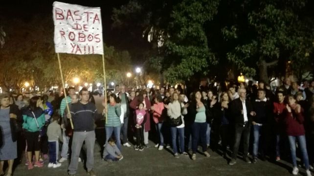 Una masiva marcha contra la inseguridad forzó la renuncia del jefe policial de Casilda