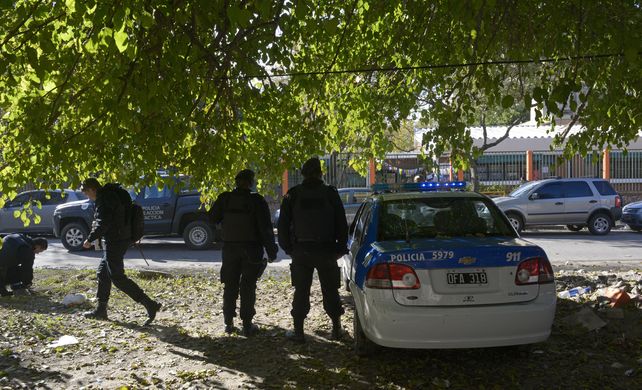 Bajo fuego. Efectivos de la Policía de Acción Táctica y del Comando Radioeléctrico montaban guardia ayer frente a la escuela de Lamadrid y Alice.