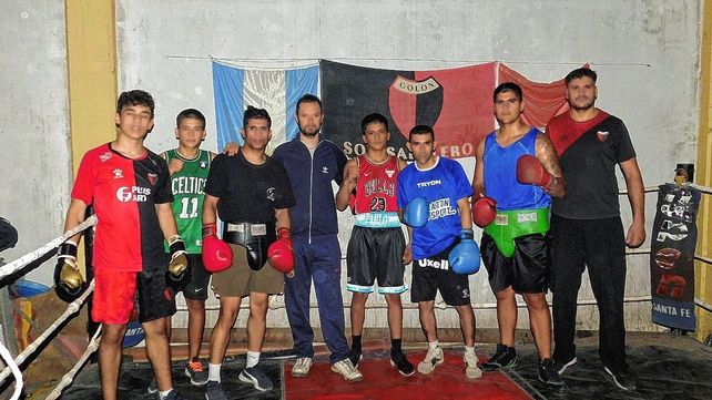 El promotor Carlos Lemos junto a varios de los boxeadores de Colón que combatirán en el gimnasio Roque Otrino.