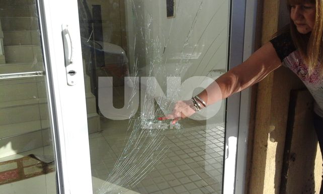 Con total impunidad. Los delincuentes quisieron entrar a robar al edificio.&nbsp;