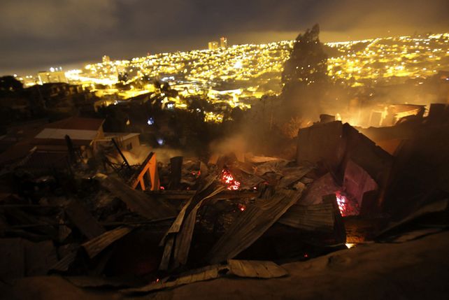Chile: elevan a 16 los muertos tras voraz incendio en Valparaíso