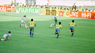 Momento histórico en octavos de final: en Italia90, el gol de Caniggia elimina a Brasil ante la atenta mirada de Diego.