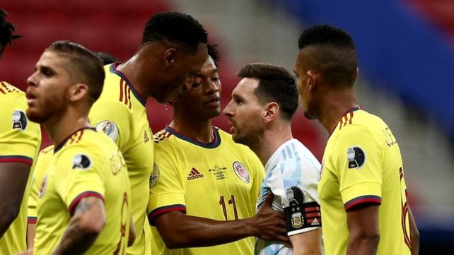 Duelo. Mina y Messi cara a cara durante el partido. Después la Pulga se burló del colombiano.