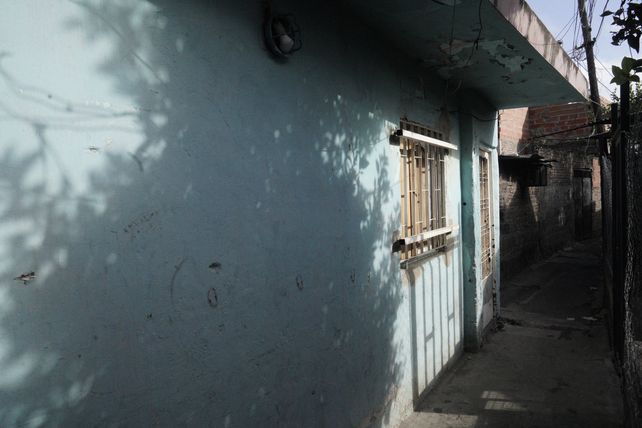 Las paredes de la casa de Nélida Benítez muestran las perforaciones de los balazos disparados en febrero.