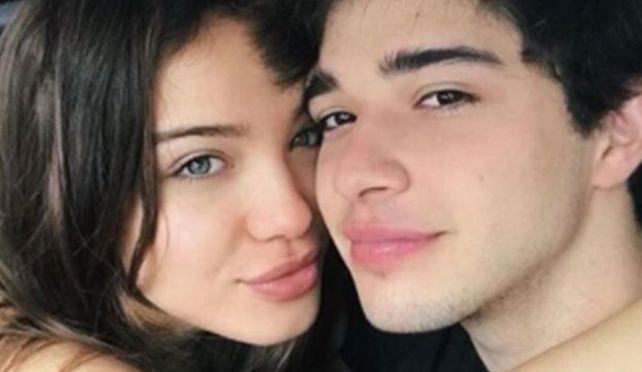 Julián Serrano y su novia se mostraron desde la intimidad de su cama