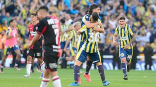 Ignacio Malcorra ya la clavó en el ángulo en el clásico y OConnor es uno de los que lo intercepta en el festejo.