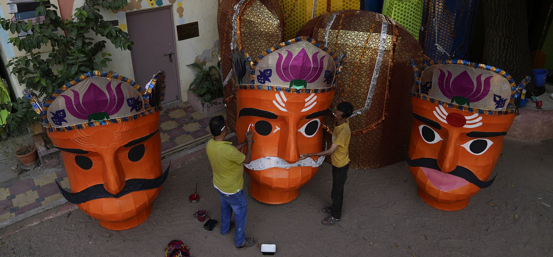 Artistas preparan efigies del dios demonio de diez cabezas Ravana para el próximo festival de Dussehra en Hyderabad, India, el viernes 20 de octubre de 2023. (Foto AP/Mahesh Kumar A.) Artistas preparan efigies del dios demonio de diez cabezas Ravana para el próximo festival de Dussehra en Hyderabad, India, el viernes 20 de octubre de 2023. (Foto AP/Mahesh Kumar A.)