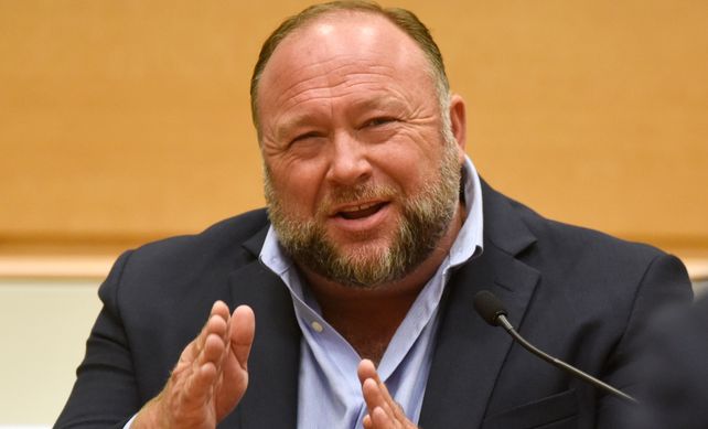El presentador propagó el mensaje de que la balacera escolar de Sandy Hook de 2012