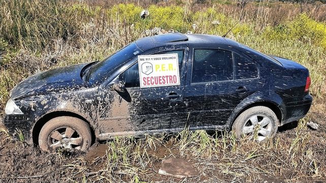 Robaron un auto en marcha e intentaron prenderlo fuego