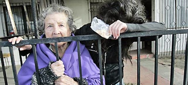 Las r&eacute;plicas no dan tregua a Chile, mientras cae el prestigio de Bachelet