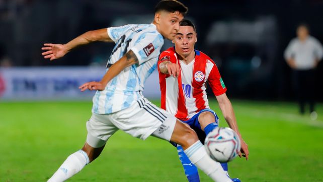 Almirón remata ante la marca de Molina.