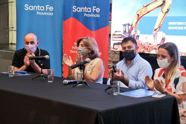 La ministra Frana explicó con su equipo el alcance de las capacitaciones.