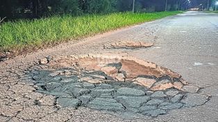 Colectoras. Vecinos de barrios privados de Santo Tomé reclaman por el mal estado de las calles, con baches y hundimientos.