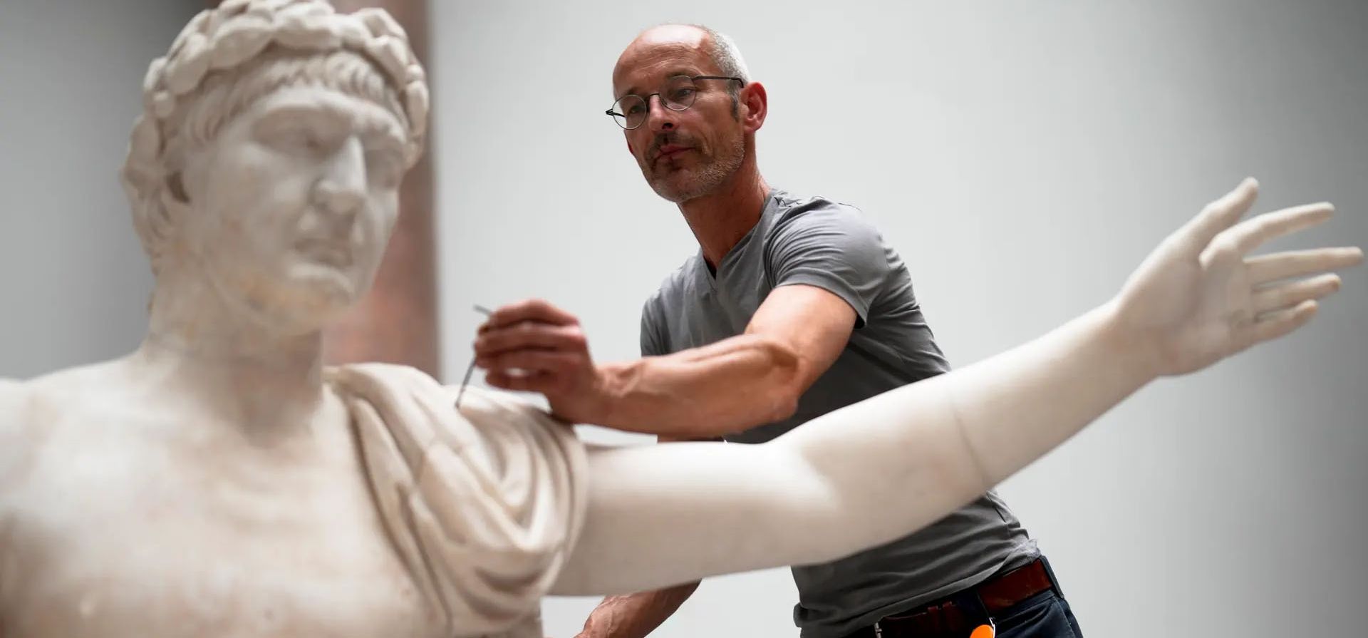 El escultor y restaurador Steffen Werner muestra cómo se prepara la figura sedente del emperador romano Trajano para su transporte a un almacén temporal, durante un evento de prensa en el Museo de Pérgamo, que está cerrado por renovación, Berlín, Alemania. Fotografía: Markus Schreiber/AP El escultor y restaurador Steffen Werner muestra cómo se prepara la figura sedente del emperador romano Trajano para su transporte a un almacén temporal, durante un evento de prensa en el Museo de Pérgamo, que está cerrado por renovación, Berlín, Alemania. Fotografía: Markus Schreiber/AP