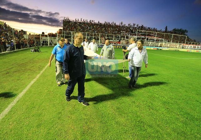 El homenaje. Los sobrevivientes de Malvinas ayer en el estadio Grella recibieron un caluroso y sentido aplauso por parte de la multitud que fue a la cancha. (Foto UNO/Diego Arias)