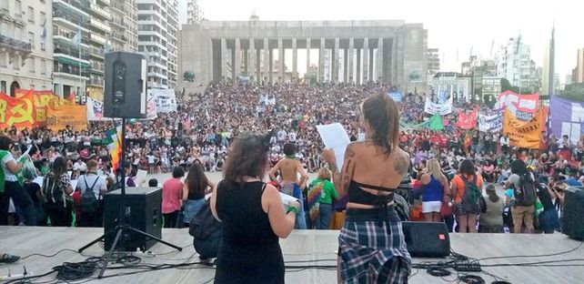Masiva marcha en Rosario del colectivo de mujeres por la Eliminación de ...