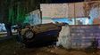 Zona oeste: tres heridos luego de que un auto chocara contra una casa y se diera vuelta