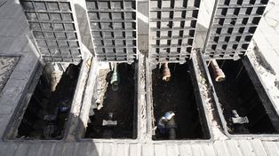 Robo piraña imparable. En al menos tres barrios de la ciudad, el pasado fin de semana se llevaron alrededor de 100 medidores de agua.