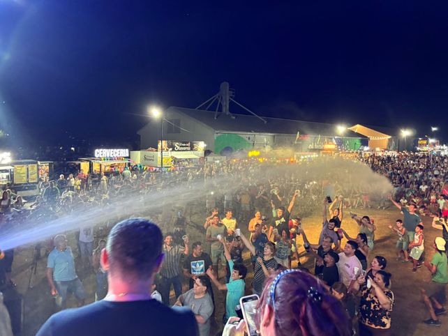 La ceremonia del espiche marcó el inicio oficial de la fiesta que se extendió durante todo el fin de semana.