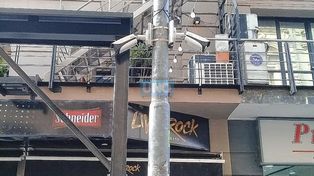 Cámaras de seguridad: disputa entre un bar y la Policía por sistema de sombrillas