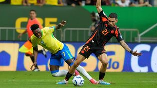 Vinicius y Daniel Muñoz pelean por el balón. Un partido de lujo por eliminatorias sudamericanas entre Brasil y Colombia en Brasilia.