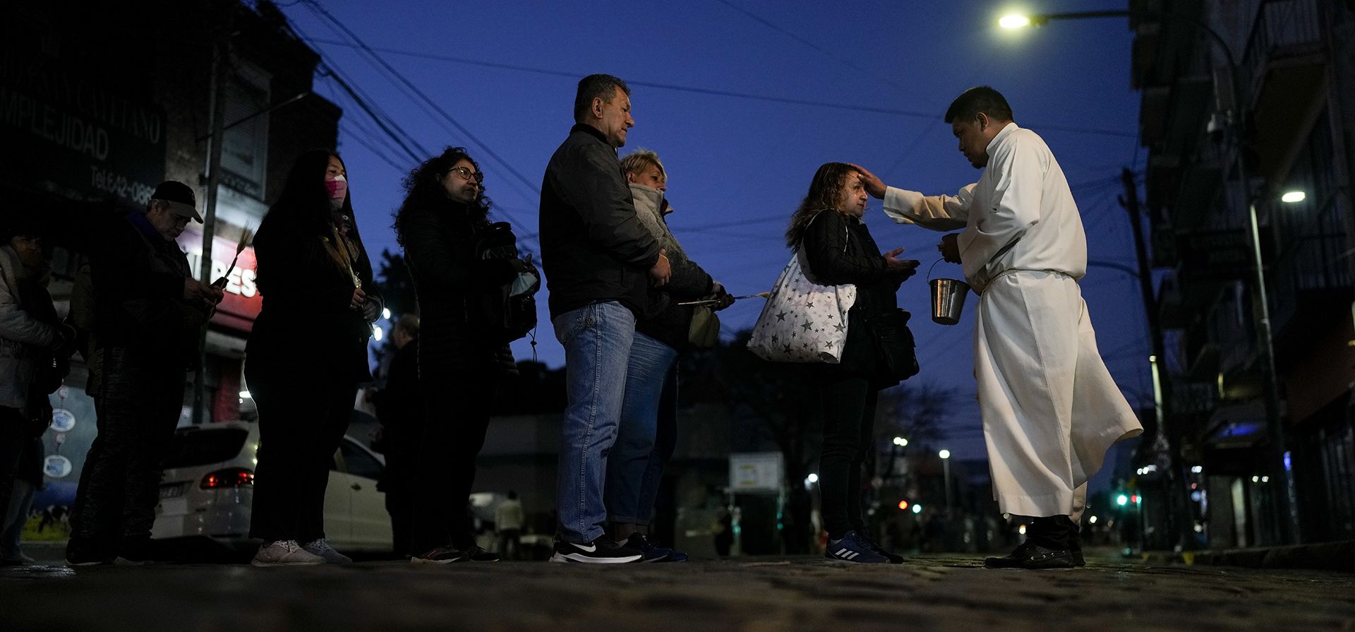 Un sacerdote administra el sacramento católico de la confesión a quienes visitan la Iglesia de San Cayetano, el santo patrón del trabajo, en su fiesta en Buenos Aires, Argentina, la madrugada del lunes 7 de agosto de 2023. (Foto AP/Natacha Pisarenko) Un sacerdote administra el sacramento católico de la confesión a quienes visitan la Iglesia de San Cayetano, el santo patrón del trabajo, en su fiesta en Buenos Aires, Argentina, la madrugada del lunes 7 de agosto de 2023. (Foto AP/Natacha Pisarenko)