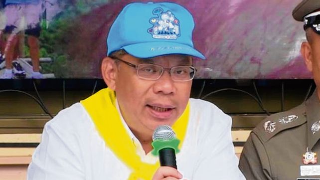 El gobernador Narongsak Osattanakorn habla a los medios.