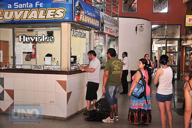Hubo una manifestación en la Terminal de Paraná contra el aumento de Fluviales y Etacer