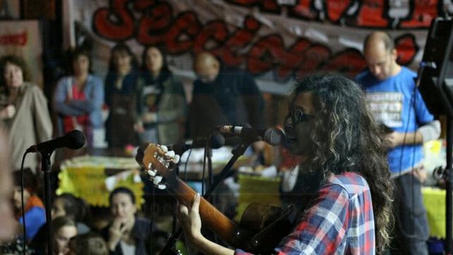 Guadalupe Avero en el festival solidario de Agmer Paraná.