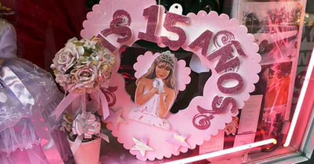 Qu&eacute; fant&aacute;stica fiesta: 100 chicas salte&ntilde;as celebraron juntas su cumplea&ntilde;os de 15