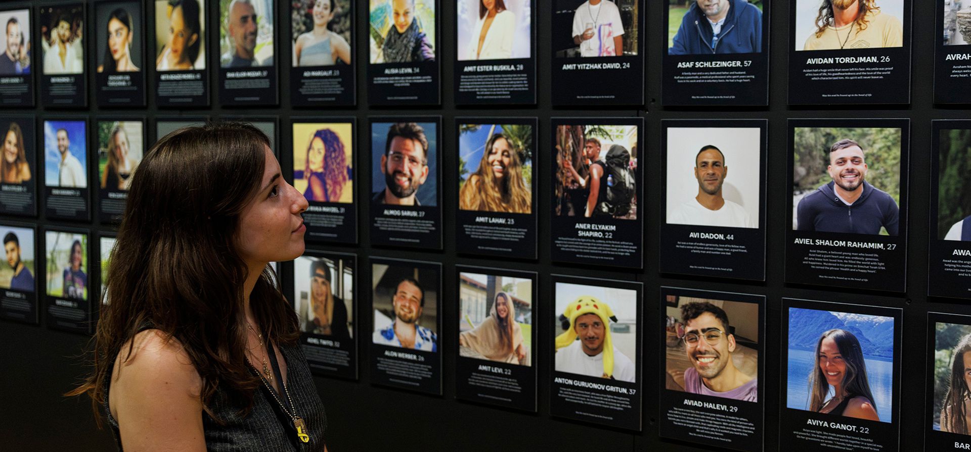 Nitzan Schlezinger observa una imagen de su padre, Asaf Schlezinger, entre las fotografías de las víctimas del ataque al Festival de Música Nova en Re'im, distrito sur del Néguev, Israel, en el Parque Lincoln de la Exposición Nova. (Anthony Vazquez/Chicago Sun-Times vía AP) Nitzan Schlezinger observa una imagen de su padre, Asaf Schlezinger, entre las fotografías de las víctimas del ataque al Festival de Música Nova en Re'im, distrito sur del Néguev, Israel, en el Parque Lincoln de la Exposición Nova. (Anthony Vazquez/Chicago Sun-Times vía AP)