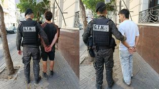En fuga. Conducción peligrosa, desobediencia y intento de cohecho, los cargos que se les imputan a los ocupantes del auto