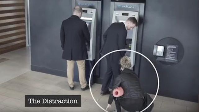 Un video ilustrativo que advierte sobre el último truco para robar en los cajeros automáticos