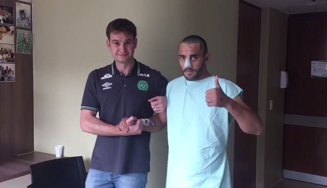 Alan ya camina con la ayuda de un colaborador del Chapecoense.&nbsp;