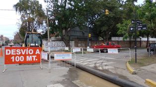 Está interrumpido el tránsito en calle Urquiza por trabajos de Aguas Santafesinas