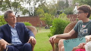 Macri charla con Santino en la Quinta de Olivos. Luego le dedicó una foto: Para el gran Santino.